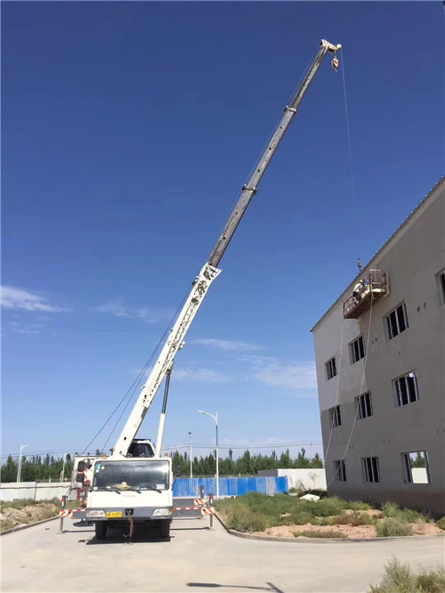 喀什市“轻装强干”—— 吊车的 “轻量化臂架” 技术
